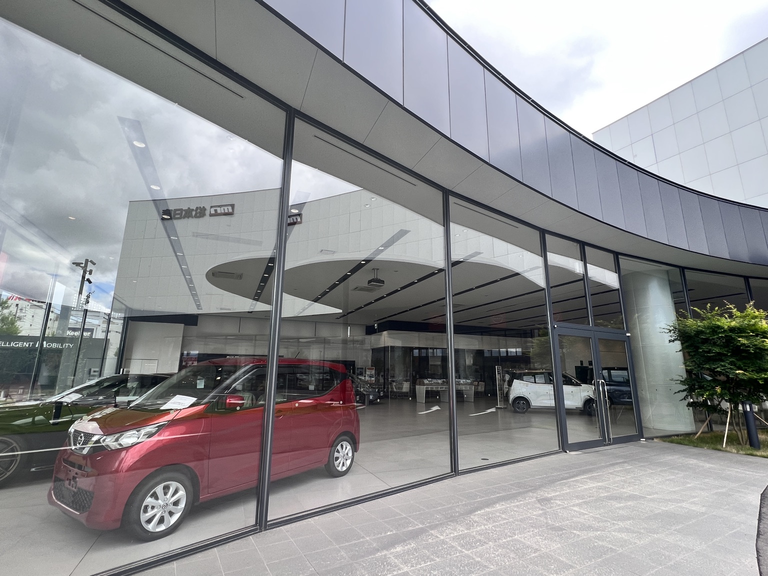 松本日産 内部からの眺め