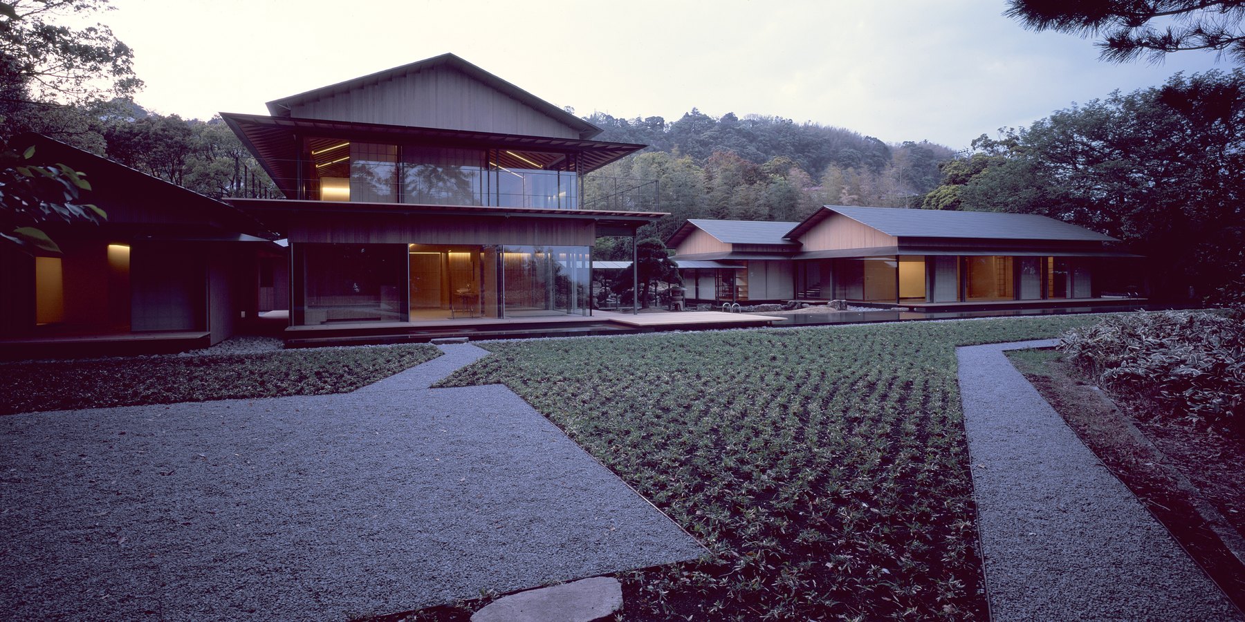 Water Cherry House — panoramah! ah!38 を採用した水盤のある邸宅（設計：隈研吾建築都市設計事務所）
